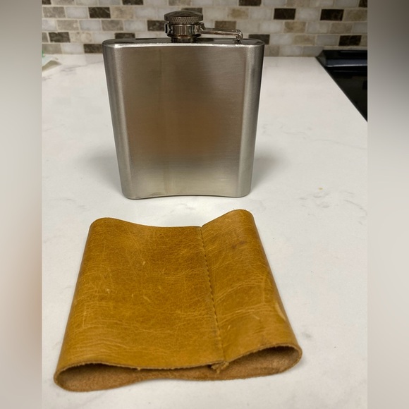 Top Shelf Stainless Steel Leather Covered Flasks 6 oz. - Picture 4 of 15
